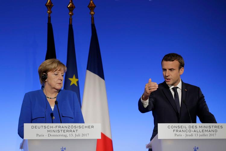 Emmanuel Macron når møder med både Angela Merkel og Donald Trump i dag. 