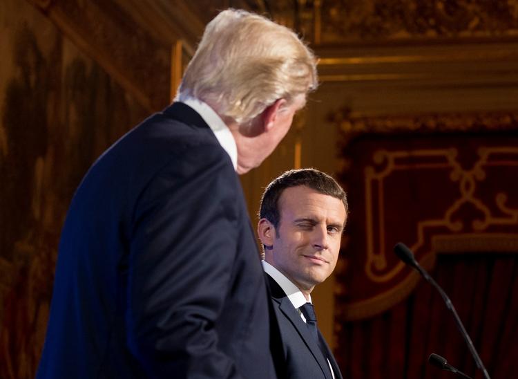 Emmanuel Macron og  Donald Trump fandt de høflige miner frem i dag. 