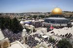 Palæstinensere beder ved Al Aqsa moskeen i Jerusalem under ramadanen i 2016. (arkivfoto) 