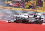 Kevin Magnussen styrer uden om et uheld på banen i Østrig i sidste weekend. Han håber, at han en dag kan køre i København. Foto: AP 