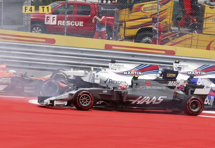 Kevin Magnussen styrer uden om et uheld på banen i Østrig i sidste weekend. Han håber, at han en dag kan køre i København. Foto: AP 