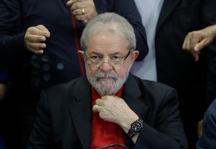 Lula kom til verden under kummerlige forhold, men endte på toppen. Nu er den tidligere så folkekære ekspræsident dømt til 9 års fængsel.  