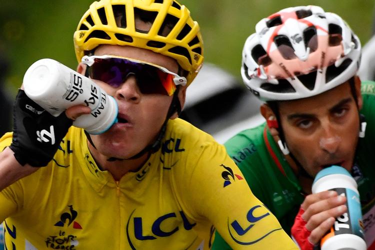 To af hovedersonerne i Tourens topstrid Chris Froome og Fabio Aru optræder i dag i andre trøjer - briten i Skys hvide dress, italieneren i den gule trikot, der hidtil har siddet på Froome.
   