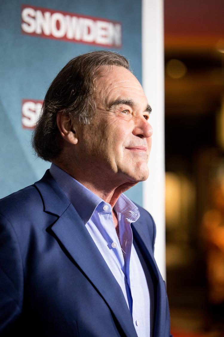 Den amerikanske instruktør Oliver Stone skal instruere det første afsnit af en ny tv-serie om Guantanamo-lejren. 