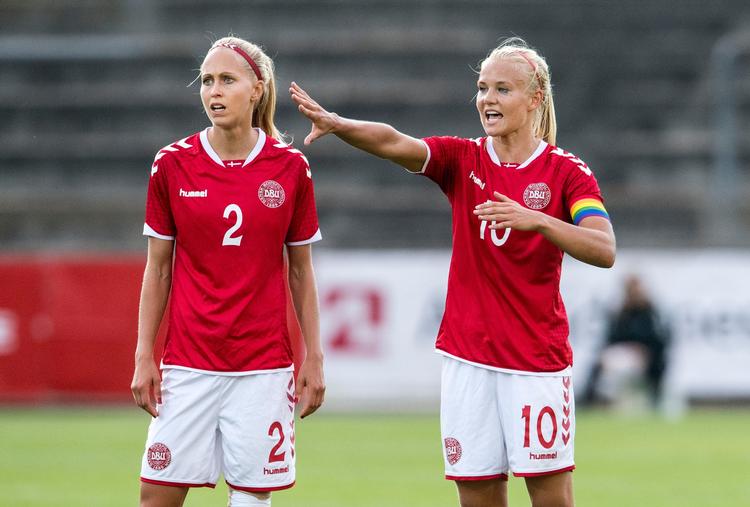 Pernille Harder (til højre) og Line Røddik er de forventede danske EM-profiler i hver sin ende af banen. Foto: Anders Kjærbye / dbufoto.dk 