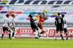 AGF's målmand Aleksandar Jovanovic har et godt greb om bolden. To gange måtte han dog hente den ud af nettet efter scoringer til Horsens.
   