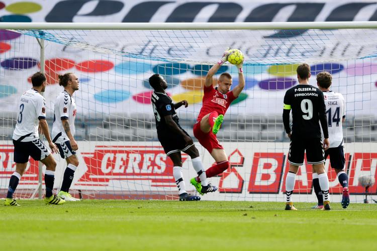 AGF's målmand Aleksandar Jovanovic har et godt greb om bolden. To gange måtte han dog hente den ud af nettet efter scoringer til Horsens.
   
