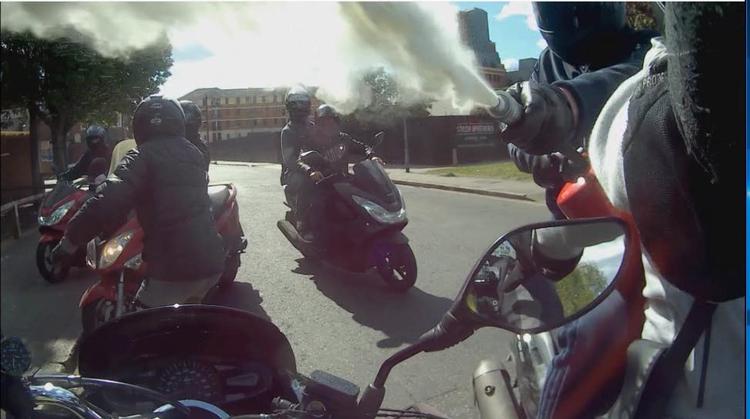 Syv personer på knallert tvinger en motorcyklist til standsning med en brandslukker. De ville formentlig stjæle motorrcyklen, men det lykkedes ikke.  