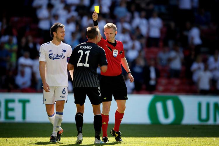 FCK-anfører William Kvist (tv) fik, ligesom AaB's Kasper Risgård, en advarsel, da  FCKøbenhavn spillede 1-1 mod ålborgenserne i lørdags som 'opvarmning' til den europæiske kamp i aften. 
   