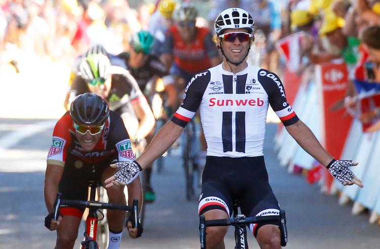 Michael Matthews tager sig tid til at juble, selv om Greg Van Avermaet nærmer sig bagfra.
   