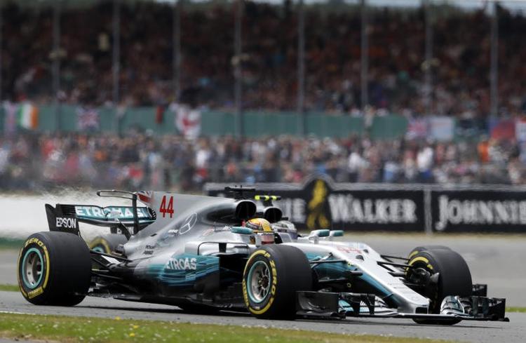 Fuldstændig upresset kunne Lewis Hamilton vinde på Silverstone til publikums udelts begejstring. Foto: Frank Augstein)/AP 