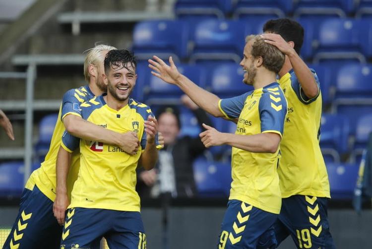 Debutanten Besar Halimi (tv)viste smart driblekunst, inden han scorede til 3-0 for Brøndby og delte sin glæde med holdkammeraterne 