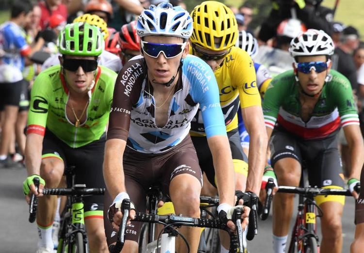 Froome bag den angrebsivrige Bardet og med de øvrige rivaler Aru (th.) og Uran på flankerne.  