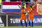 Shanice van de Sanden (nr. 7) og Lieke Martens (11) jubler over EM-sejren mod de norske favoritter.  