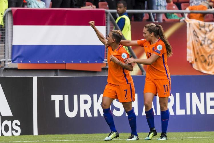 Shanice van de Sanden (nr. 7) og Lieke Martens (11) jubler over EM-sejren mod de norske favoritter.  