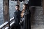 Aidan Gillen som Littlefinger (tv) og Sophie Turner som Sansa Stark (th) er tilbage, når de sammen med Jon Snow skal forsøge at beskytte og overtage Westeros. 