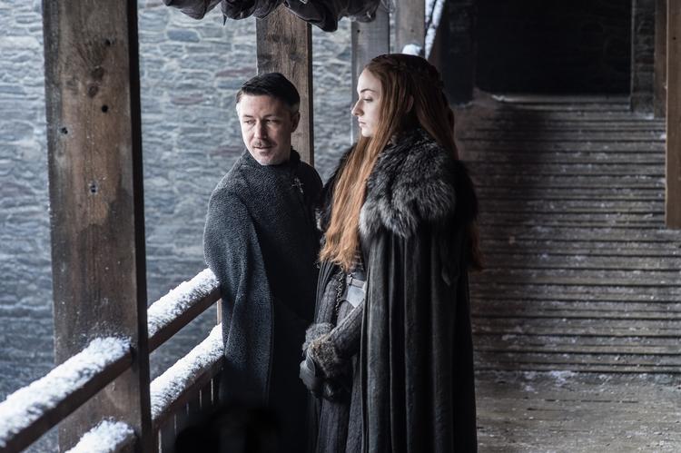 Aidan Gillen som Littlefinger (tv) og Sophie Turner som Sansa Stark (th) er tilbage, når de sammen med Jon Snow skal forsøge at beskytte og overtage Westeros. 