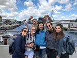 De lettiske turister her på billedet foretrækker helt klart Airbnb, når de rejser. Det er billigere end hotel og føles mere som 'hjem', siger de. 