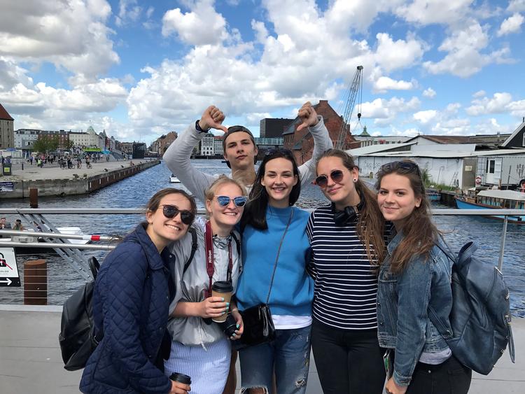 De lettiske turister her på billedet foretrækker helt klart Airbnb, når de rejser. Det er billigere end hotel og føles mere som 'hjem', siger de. 