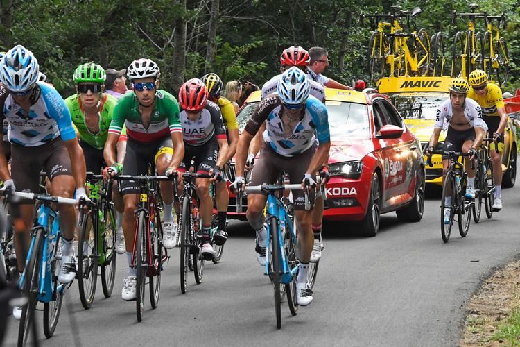 Det særdeles afgørende øjeblik på søndagens etape, da Mikel Landa (nr. 2 fra højre) bragte Chris Froome frem til favoritgruppen igen.
     