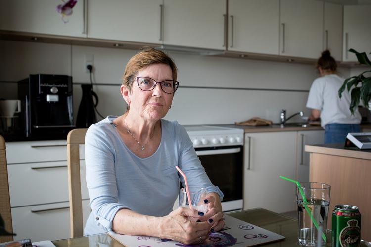 Mange kommuner taber hver anden gang til borgerne, når de klager over en afgørelse. Lis Dehle er en af dem, der har fået sin kommune, Køge, ned med nakken flere gange. Hun er spastiker og har brug for hjælp en stor del af døgnet. Her med hjælperen Jette Olsen. 