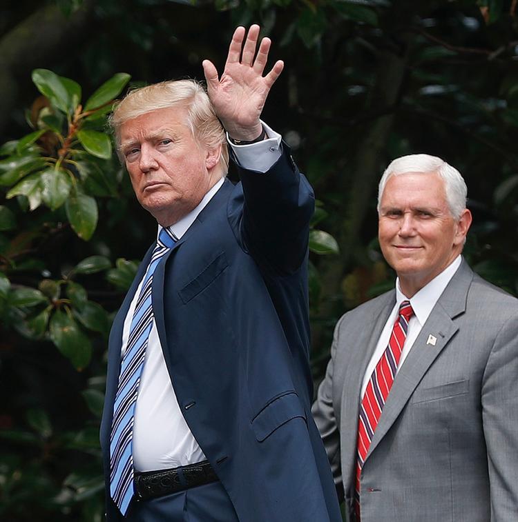 USA's præsident, Donald Trump (t.v.), har sammen vicepræsident Mike Pence gjort en ændring af det amerikanske sundhedssystem til sit partis største mærkesag. Men ændringen møder modstand. 