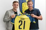 Lasse Vigen (tv.) har spillet 84 U-landskampe fro Danmark - og 84 divisions- og pokalkampe for Fulham og Burton i England. Troels Bech er glad for den nye nr. 21.  
