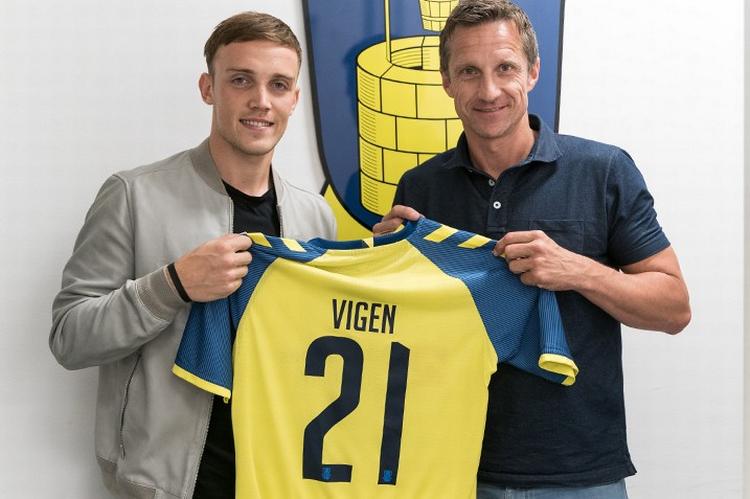 Lasse Vigen (tv.) har spillet 84 U-landskampe fro Danmark - og 84 divisions- og pokalkampe for Fulham og Burton i England. Troels Bech er glad for den nye nr. 21.  