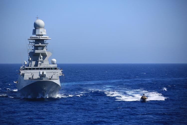 Kinas krigsskibe har indtaget verdenshavene. Her er en kinesisk misseldestroyer på øvelse med italienske flådefartøjer i middelhavet. I 2014 samarbejdede Danmark med blandt andre Kina under fjernelse af kemiske kampstoffer fra Syrien.
 