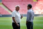 Niels-Christian Holmstrøm, formand i KB og næstformand i FCK, vil gerne opfylde FCK-direktør Anders Hørsholts tanker om at få et kvindehold i fodbold - men kun hvis der kommer flere baner, så det kan gøres ordentligt. 