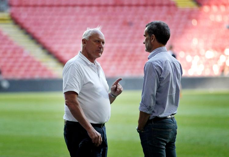 Niels-Christian Holmstrøm, formand i KB og næstformand i FCK, vil gerne opfylde FCK-direktør Anders Hørsholts tanker om at få et kvindehold i fodbold - men kun hvis der kommer flere baner, så det kan gøres ordentligt. 