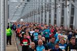 
Lillebælt Halvmarathon afvikles normalt på den gamle lillebæltsbro, som her. I år var løbet på den nye bro på grund af, at det var ti års jubilæum.  