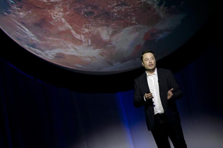 Elon Musk er manden bag både SpaceX, som arbejder med raketter, og bilfirmaet Tesla. 