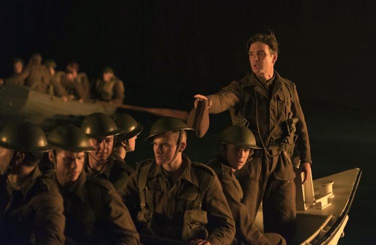 Cillian Murphy står i rollen som PTSD-ramt soldat i en båd under den episke redningsaktion i 'Dunkirk'. 