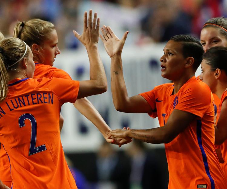Højre back Desiree van Lunteren (2) fejrer en testkampscoring med de farlige frontløbere Vivianne Miedema og Shanice van de Sanden (7)
   