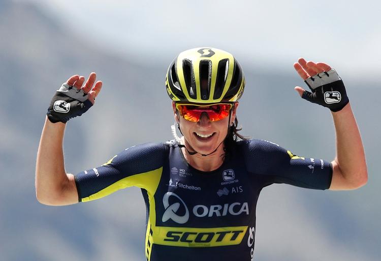 Hollandske Annemiek van Vleuten kørt først over stregen på første etape af La Course.
   