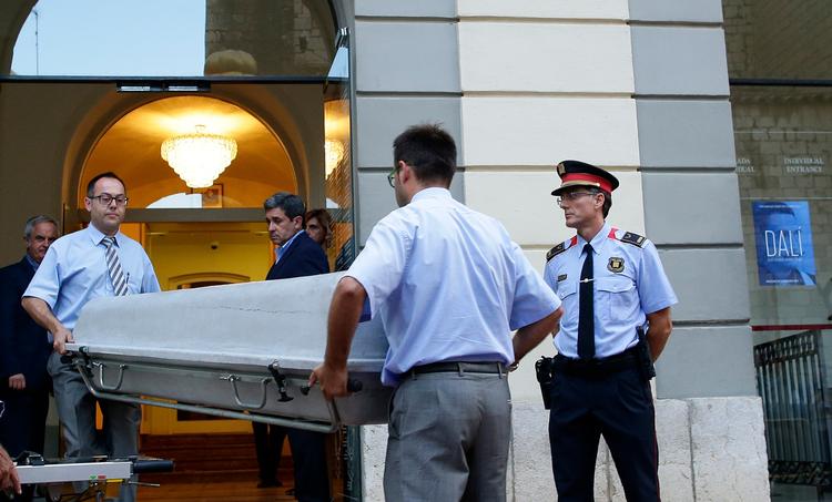 Dalí blev i aftes forstyrret i sin grav, for at et retsmedicinsk hold kunne udtage DNA-prøver. Her ses den kiste, som bringes til Dalí-museet i Figueres for at transportere kunstnerens balsamerede lig. 