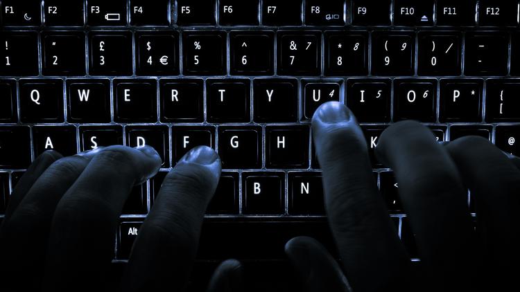 Ondsindede typer vil gerne have fingre i dine profiler på sociale medier. Men med få midler, herunder stærke kodeord, kan du spærre deres adgang. 