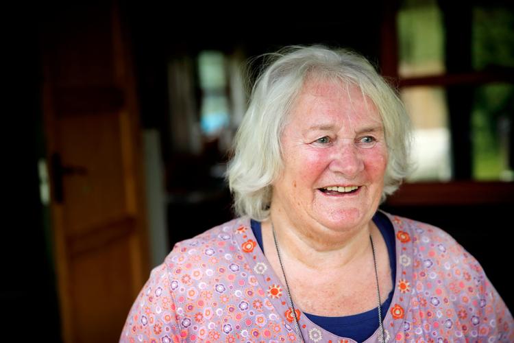 
    79-årige Marianne Visby møder spændende mennesker fra hele verden og holder samtidig ensomheden fra døren ved at leje et værelse ud i sin Københavnerlejlighed. Og så har hun brug for pengene.  