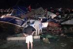 En mand besigtiger skaderne i havnen i Bodrum. 