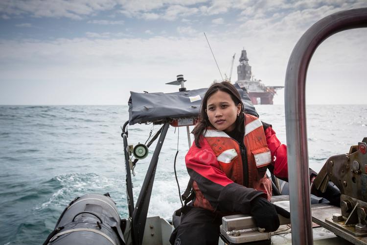 Joanna Sustento fra Filippinerne er en af de 11 Greenpeace-aktivister, der er i aktion mod Statoil-riggen ’Songa Enabler’ i Barentshavet. Hun blev klimaaktivist, efter at hun mistede næsten hele sin familie under tyfonen Haiyan i 2013. Tyfonen bruges tit som et af de seneste års værste eksempler på de naturkatastrofer, der er udløst af klimaforandringer. 