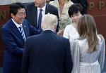 Den amerikanske præsident har mødt den japanske premierminister Shinzo Abe og hustruen Akie Abe ved flere lejligheder. Her i maj i Italien.  Arkiv Andrew Medichini