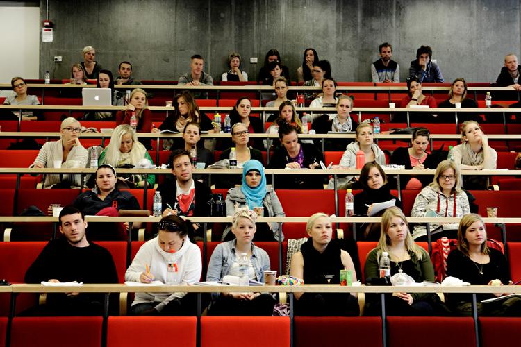 Til trods for at 21.395 unge i dag får afslag, så er der stadig mange studier der har ledige pladser.
   