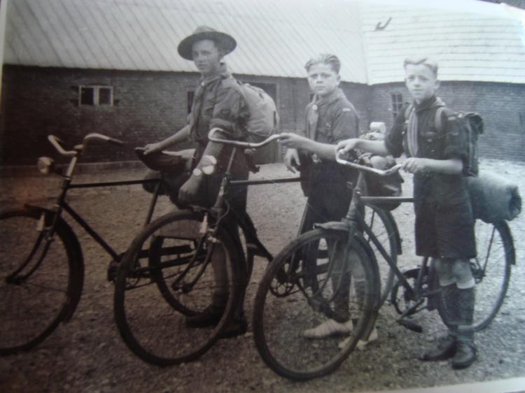 Vagn Kristensen til højre er i 1950 klar til at cykle til Fredericia med bror, kammerat og ny hjemmesyet sovepose.  