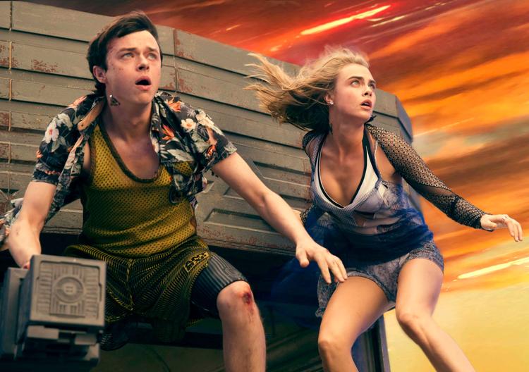 Den relativt ukendte Dane DeHaan (tv) og mere kendte Cara Delevingne (th) i en scene fra 'Valerian and the City of a Thousand Planets'.
   
