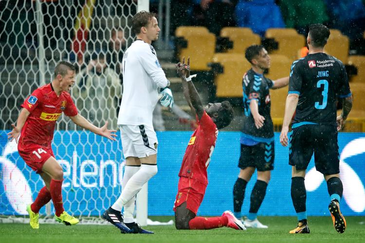 Frederik Rønnow og Brøndby-forsvaret ærgrer sig, mens Mathias Rasmussen og Ernest Asante jubler over det afgørende mål i FC Nordsjællands 3-2-sejr over Brøndby. 