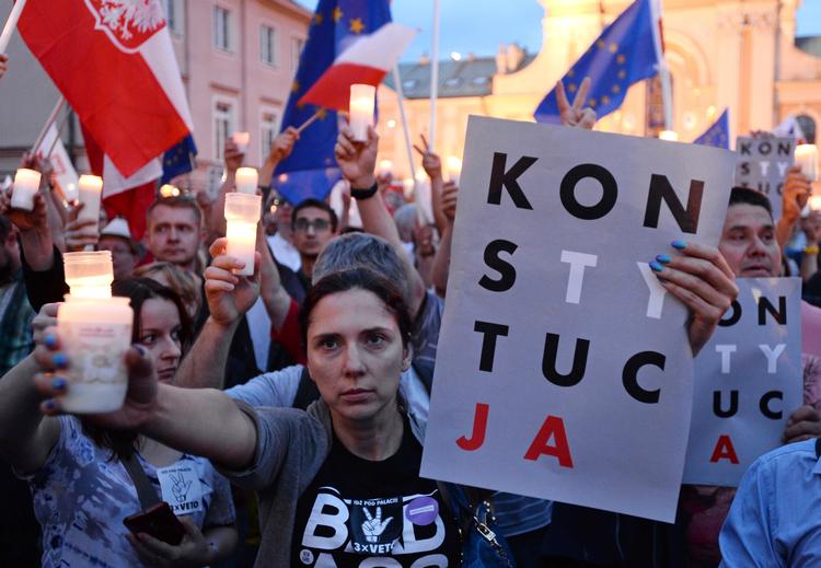 Demonstranter var igen i går på gaden for at protestere mod retsreform. 