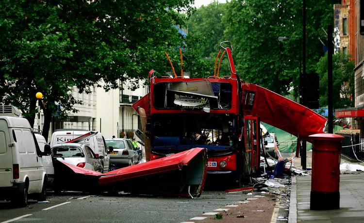 Briternes erfaringer med terrorangreb har fået myndighederne til at komme med en række råd om, hvad borgerne skal gøre, hvis de pludselig står i terroristernes sigtekorn. Her ses en udbombet bybus i London efter et angreb i 2005.  