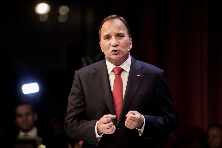 Den svenske statsminister Stefan Löfven er kommet i stormvejr efter en udlicitering har bragt følsomme og fortrolige oplysninger i fare. 


   