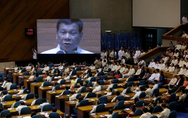 Mandag holdt Filippinernes præsident, Rodrigo Duterte, sin årlige tale til nationen. Her følger politikerne i Repræsentanternes Hus med i byen Quezon. 